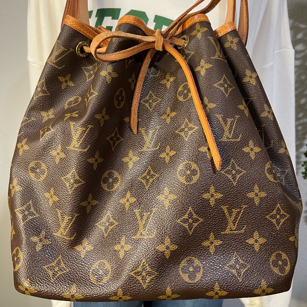 💯AUTHENTIC LOUIS VUITTON PETIT NOE DRAWSTRING BAG IN MONOGRAM LEATHER.
